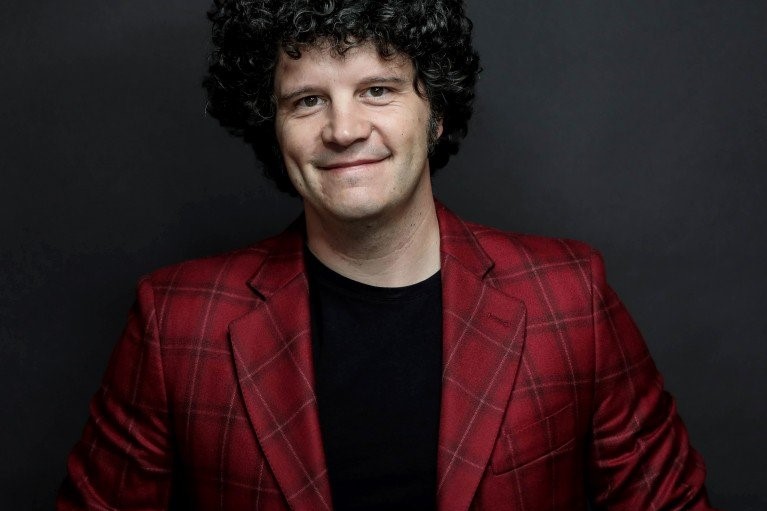 El actor Xosé Antonio Touriñán lleva a Narón la comedia "Aquí tou"