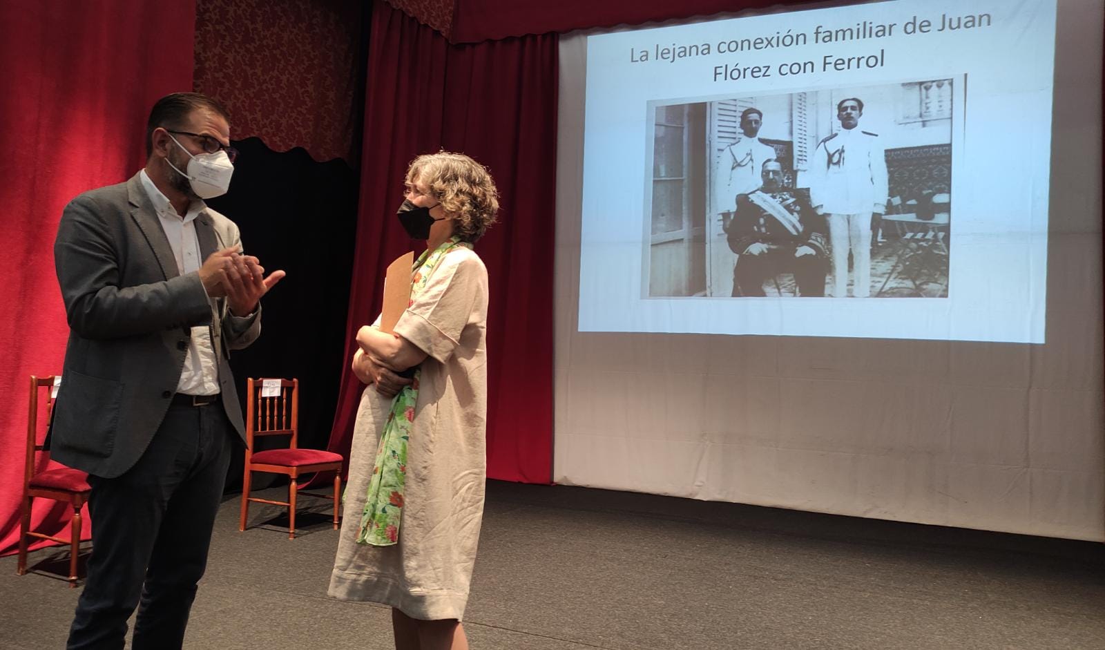 El alcalde de Ferrol, Angel Mato, junto a Mercedes Puyol en la presentación de su libro sobre Juan Flórez | CONCELLO DE FERROL