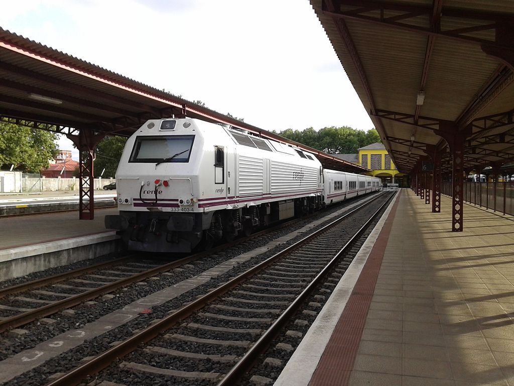 1024px-Trenhotel_Atlántico_en_la_estación_de_Ferrol