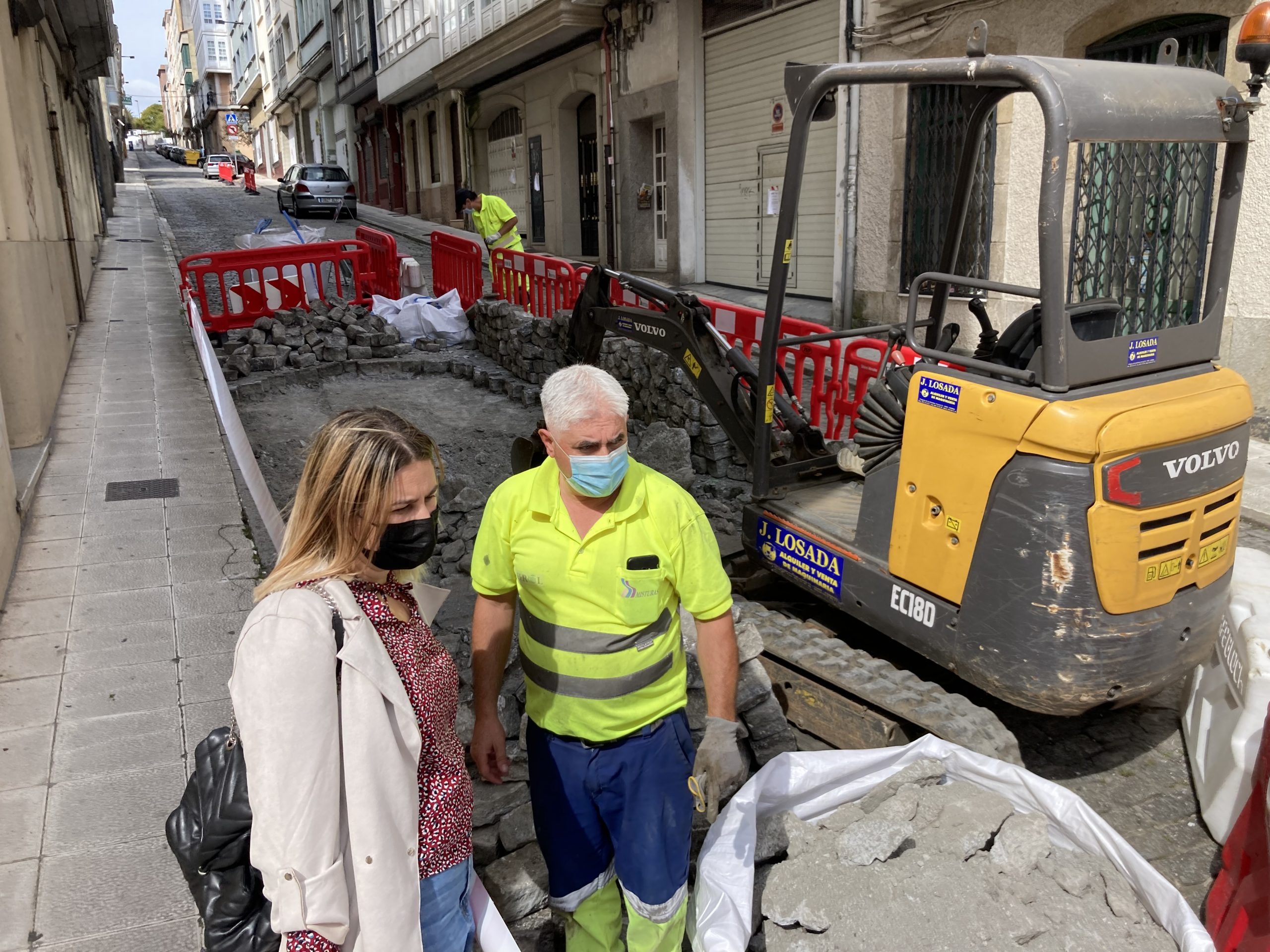 La edil de Obras, Ana Lamas, durante el inicio de los trabajos en el centro de Ferrol