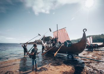 El equipo de rodaje de "Jakobsland" toma imágenes en la playa de San Román, en O Vicedo | QUEIMAN E POUSAN