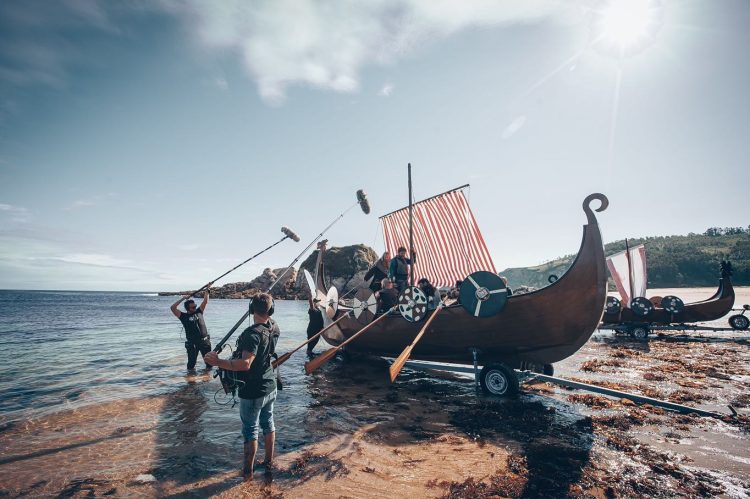 El equipo de rodaje de "Jakobsland" toma imágenes en la playa de San Román, en O Vicedo | QUEIMAN E POUSAN