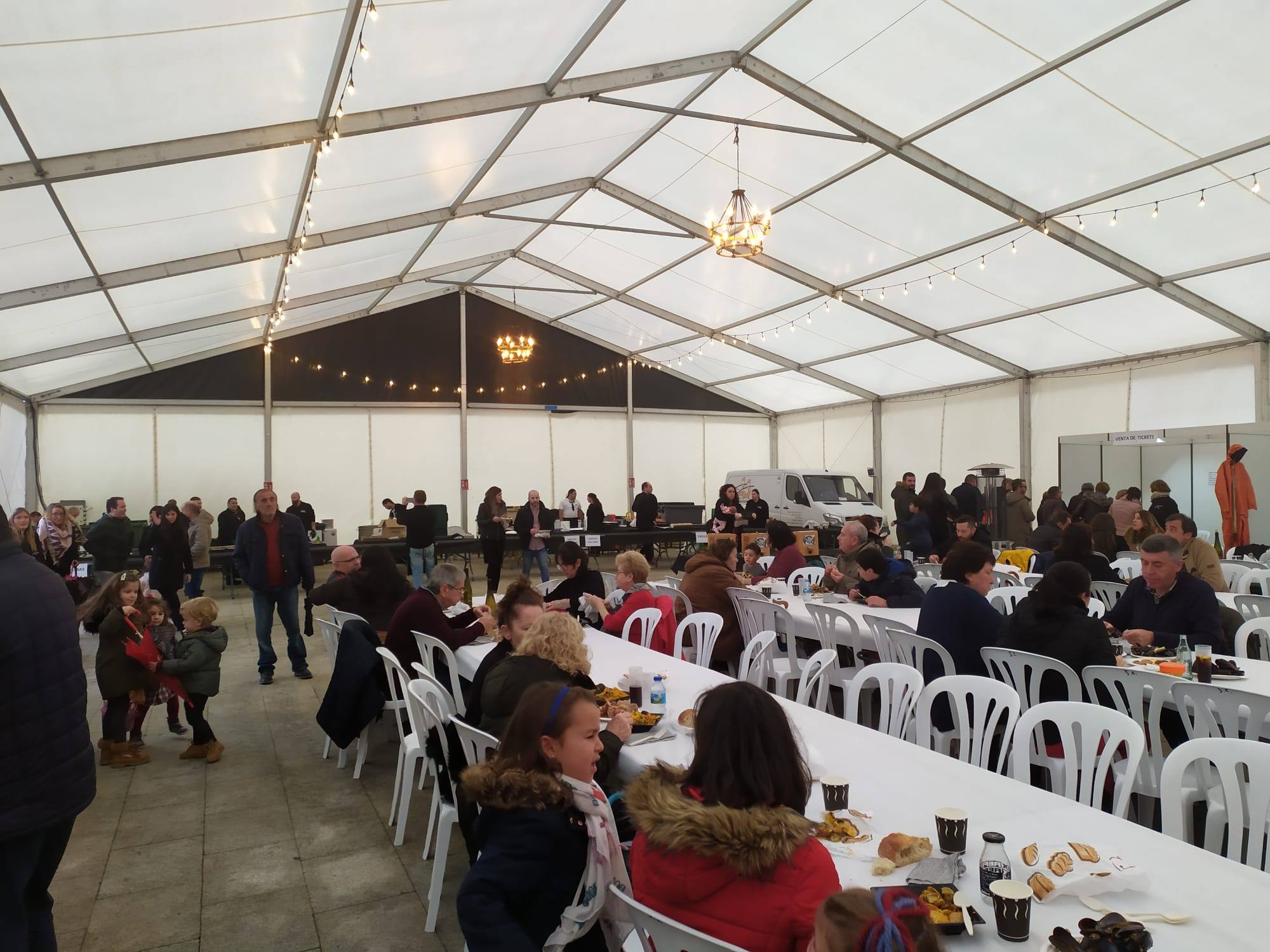 Cientos de comensales se dieron cita bajo la carpa en la primera edición de este evento, celebrada en 2019