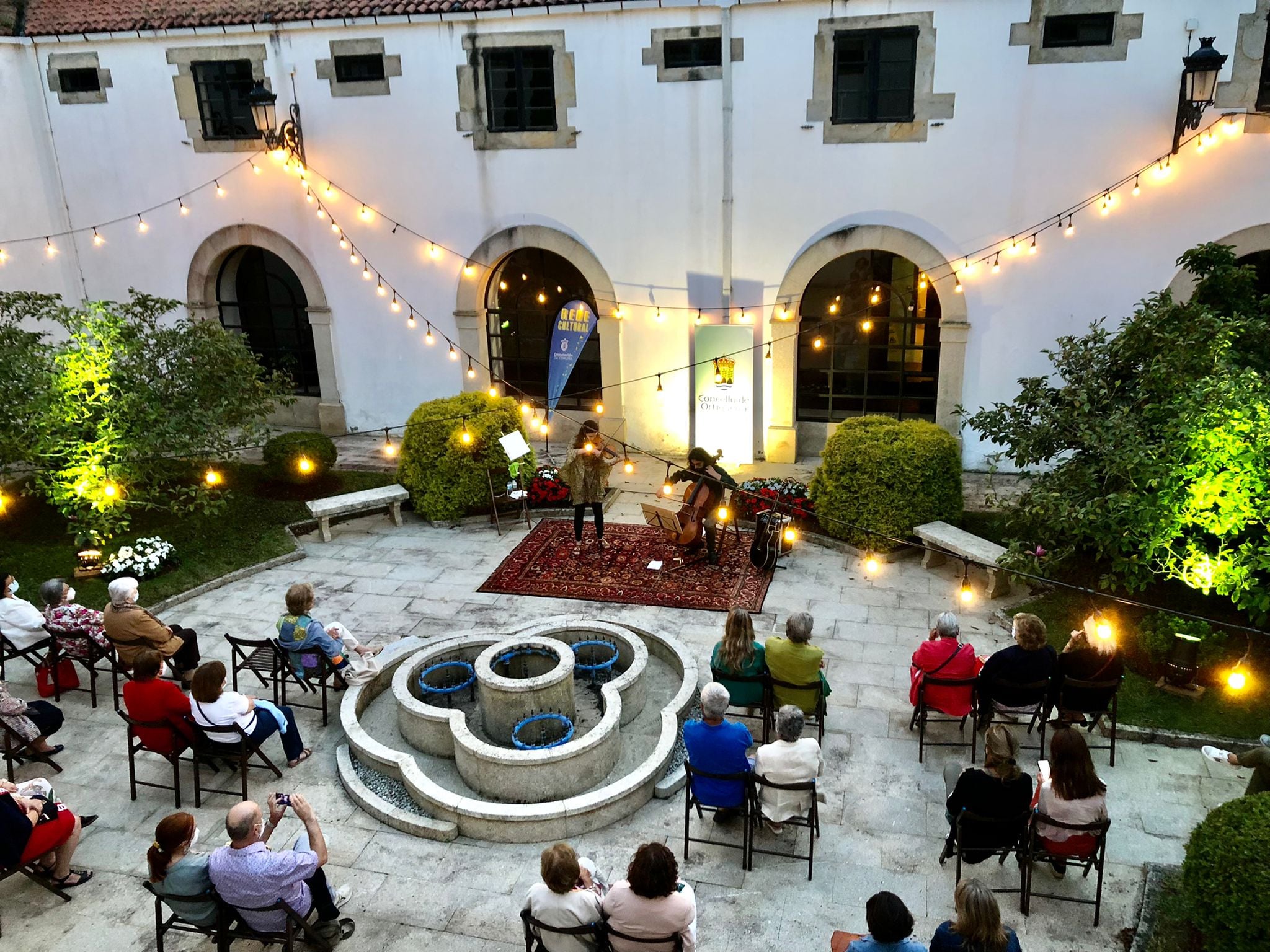 Actuación en el claustro del Concello durante el mes de agosto