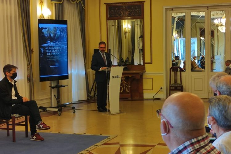 El alcalde de Ferrol, Ángel Mato, en la presentación del libro sobre las alamedas de la ciudad | CONCELLO DE FERROL