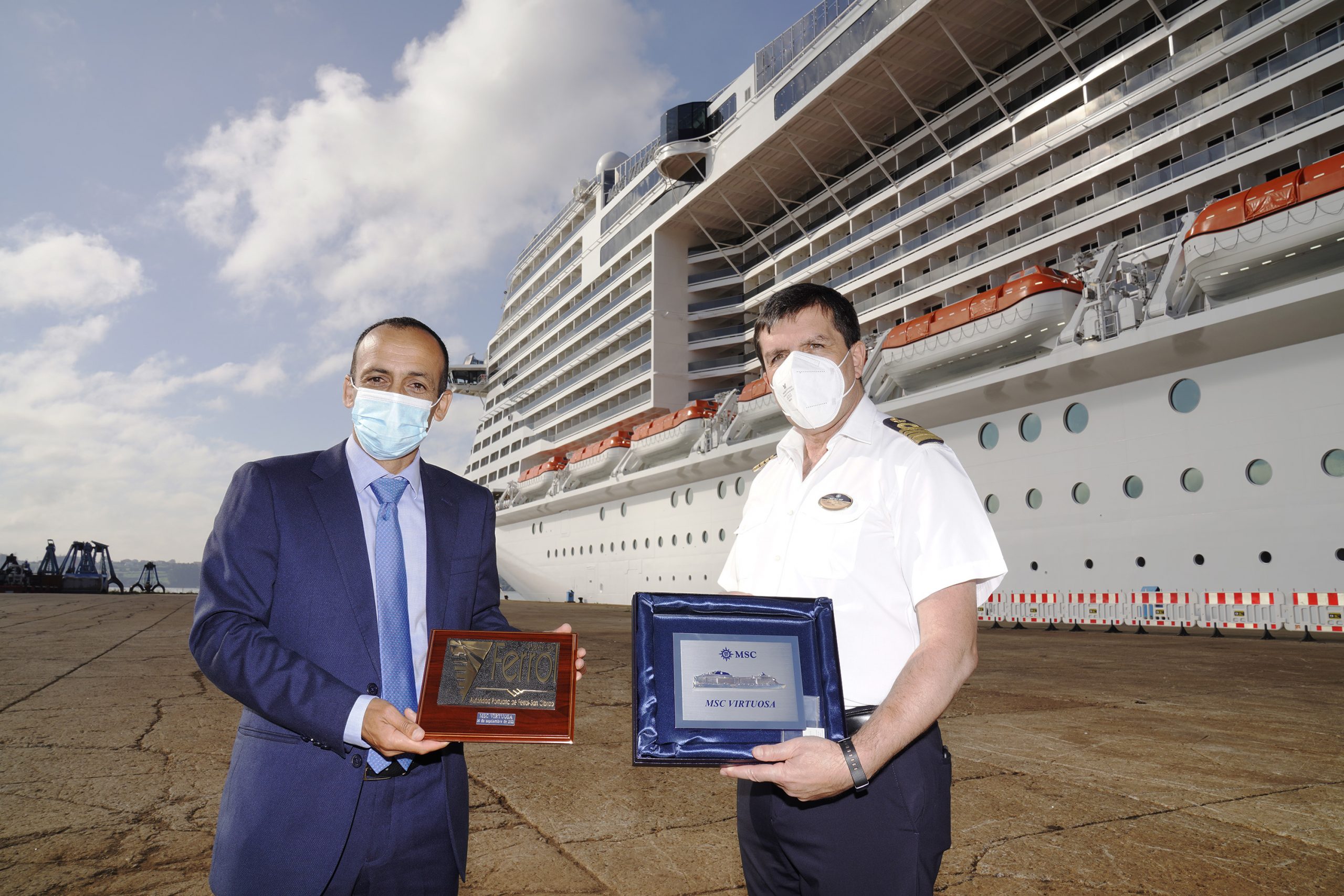 Francisco Barea y el capitán del "MSC Virtuosa", Stefano Battinelli, intercambian metopas | AUTORIDAD PORTUARIA