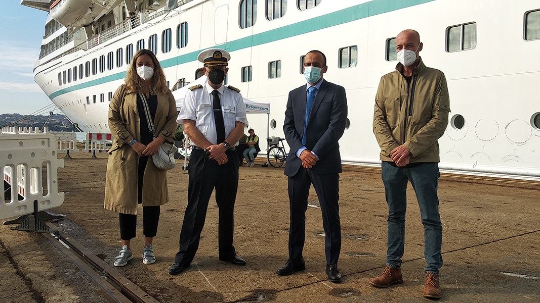 El presidente de la Autoridad Portuaria de Ferrol-San Cibrao, Francisco Barea, visita al capitán del Artania | AUTORIDAD PORTUARIA