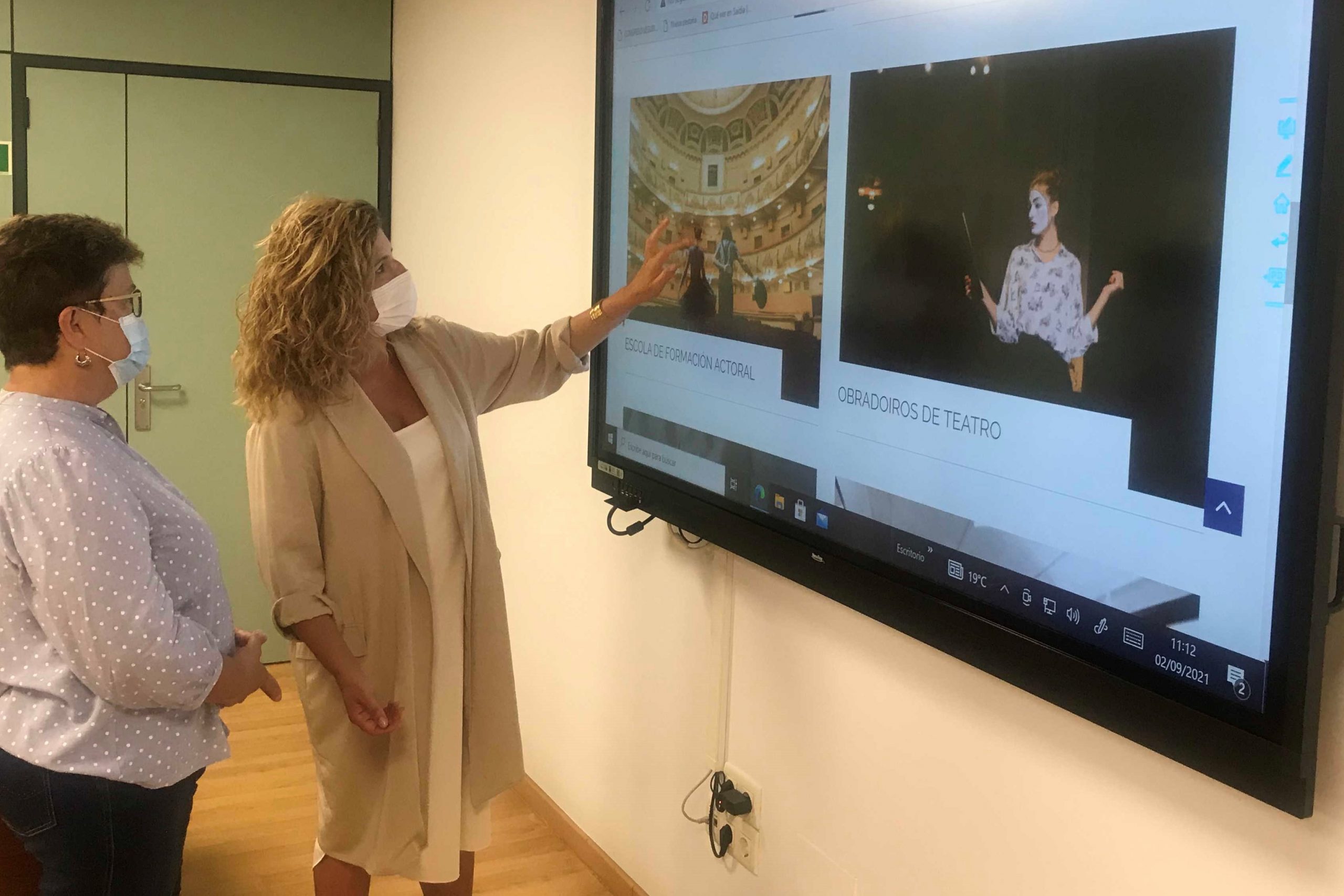 La alcaldesa, Marián Ferreiro, y la edil Mercedes Taibo presentan el nuevo portal web | CONCELLO DE NARÓN
