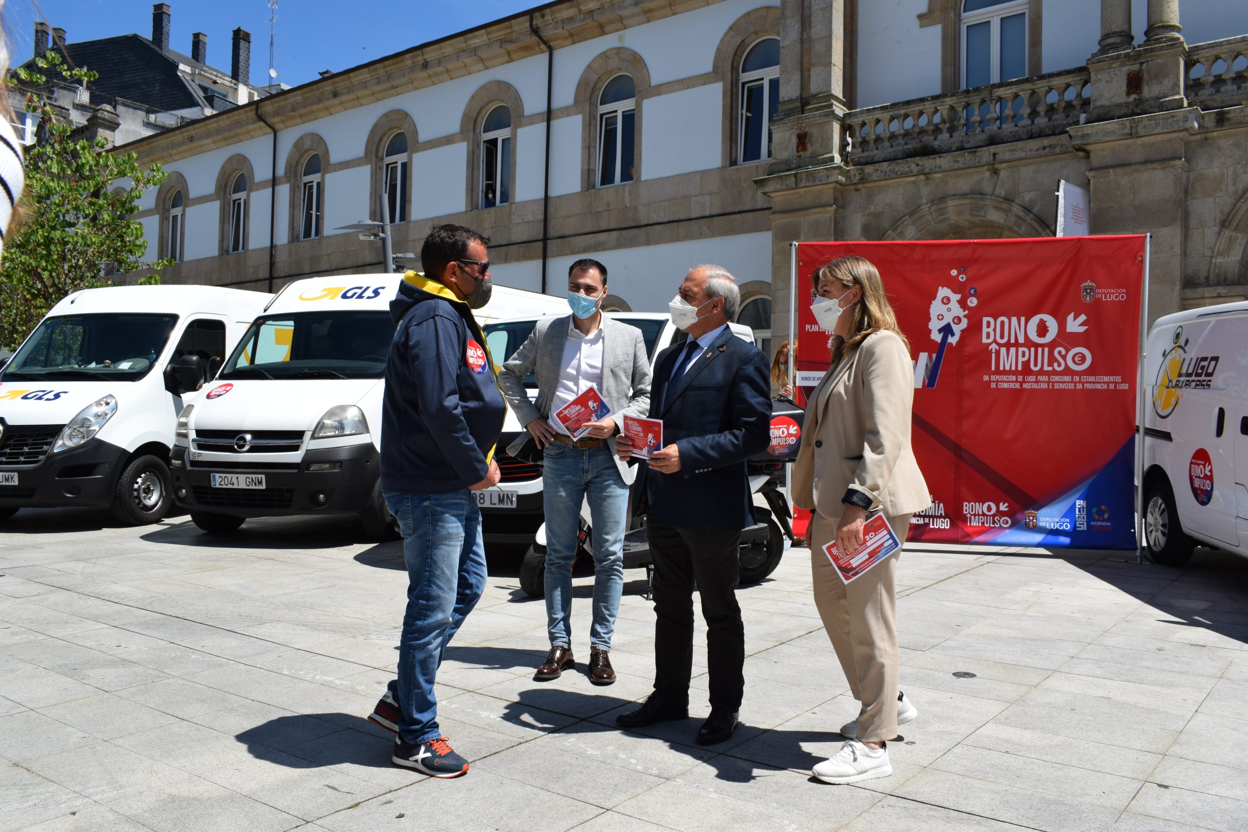 El presidente provincial, José Tomé, supervisa el reparto de los bonos. | DIPUTACIÓN DE LUGO