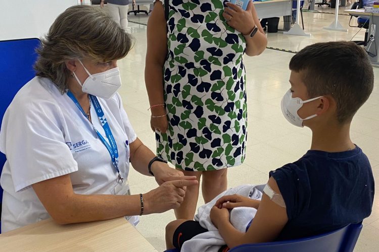 Un menor recibe su vacuna en Ferrol | ÁREA SANITARIA DE FERROL
