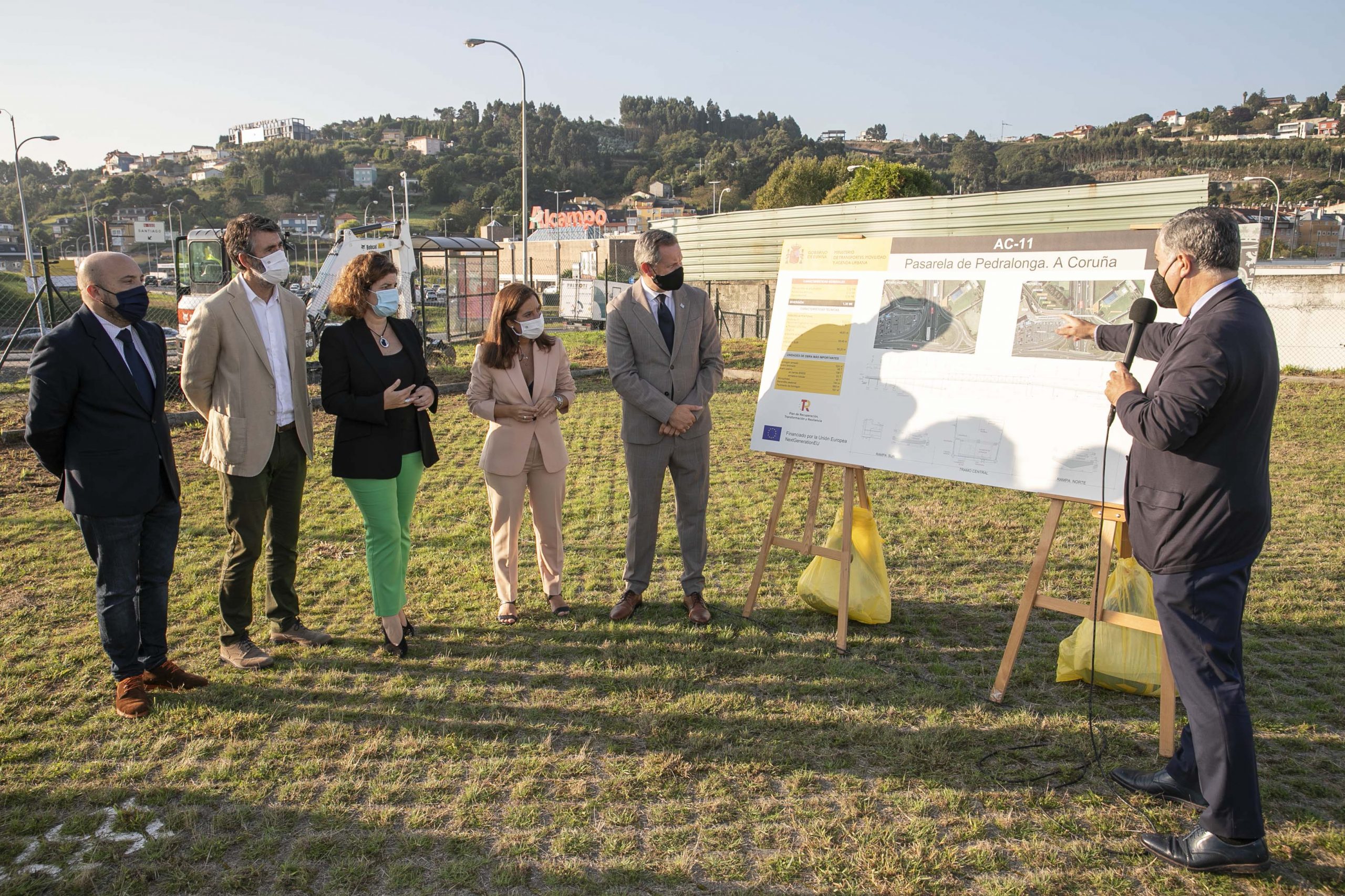 El delegado del Gobierno en Galicia, José Miñones, y la alcaldesa de A Coruña, Inés Rey, en el inicio de las obras de la pasarela de Pedralonga