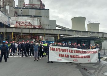 Archivo - Trabajadores de la industria auxiliar y delegados sindicales celebran una protesta ante Endesa | CCOO