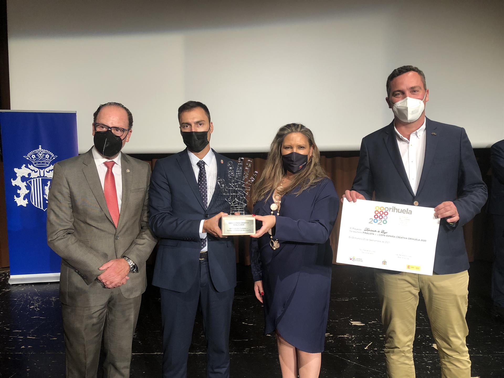 El diputado de Promoción Económica de la Diputación de Lugo, Pablo Rivera, recoge la Copa España Creativa 2020. | DIPUTACIÓN DE LUGO