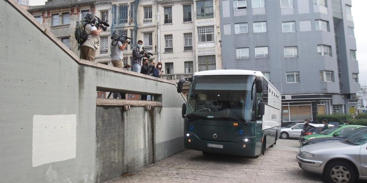 El autobús de la Guardia Civil con acusados por el crimen de Samuel Luiz ante los juzgados | EP