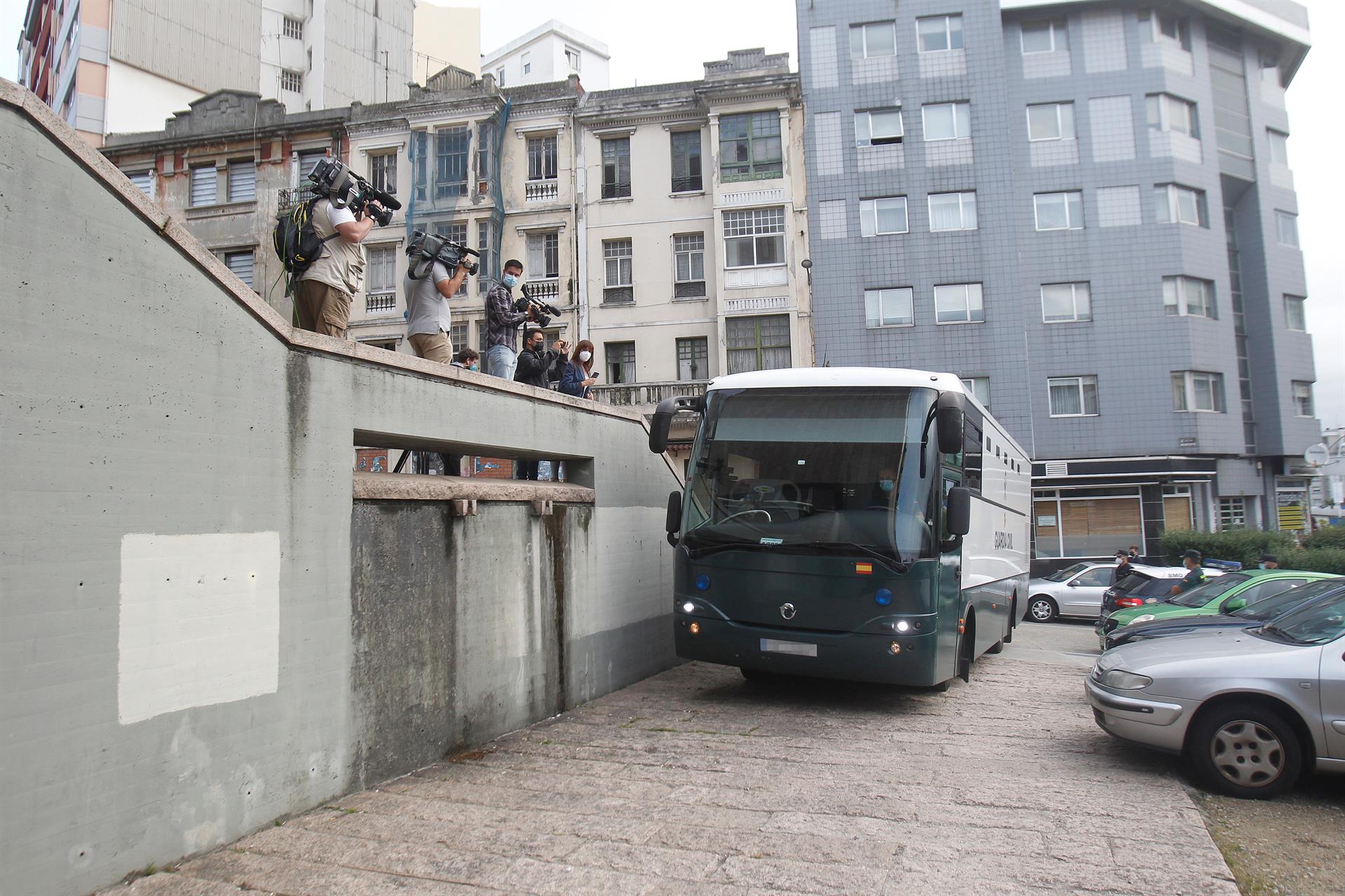 El autobús de la Guardia Civil con acusados por el crimen de Samuel Luiz ante los juzgados | EP