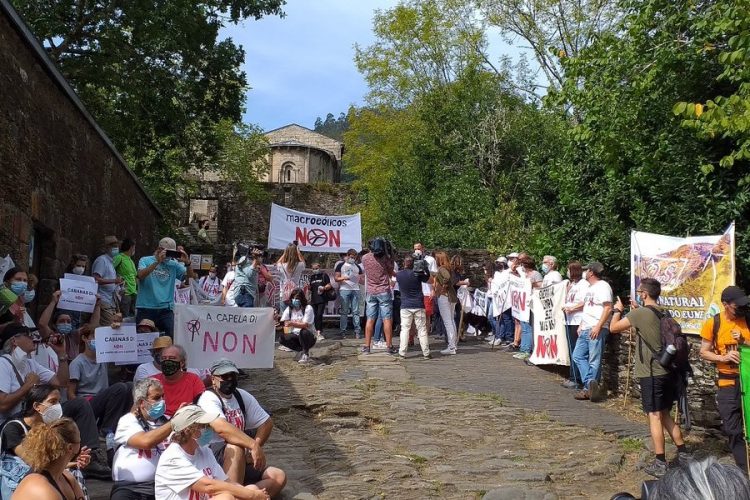 Medio millar depersonas se marchan hasta el monasterio de Caaveiro contra los eólicos