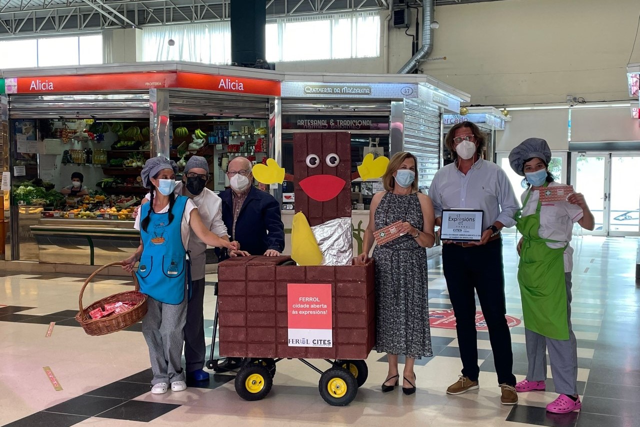 La concejala de Turismo y Promoción Económica, María Teresa Dios, participa en el reparto de chocolatinas en mercado de la Magdalena | CONCELLO DE FERROL