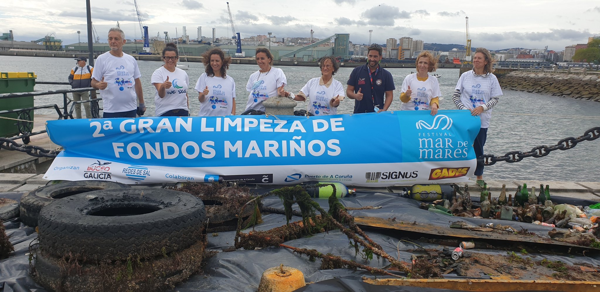 Ruedas, centenares de plásticos, botellas de cristal y baterías de barcos son algunos de los elementos rescatados del agua en la segunda edición de esta gran limpieza de fondos marinos