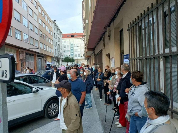 La protesta de ayer por la tarde congregó a más de un centenar de personas frente al consultorio