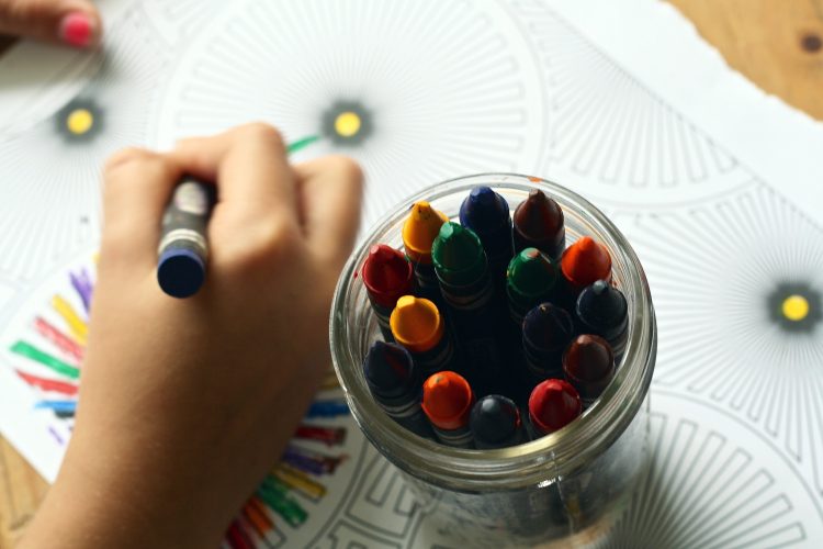 Imagen de archivo de un niño coloreando en una escuela infantil