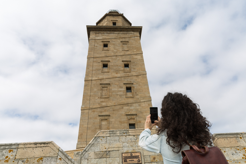 Una mujer fotografía la Torre de Hércules | CONCELLO DA CORUÑA