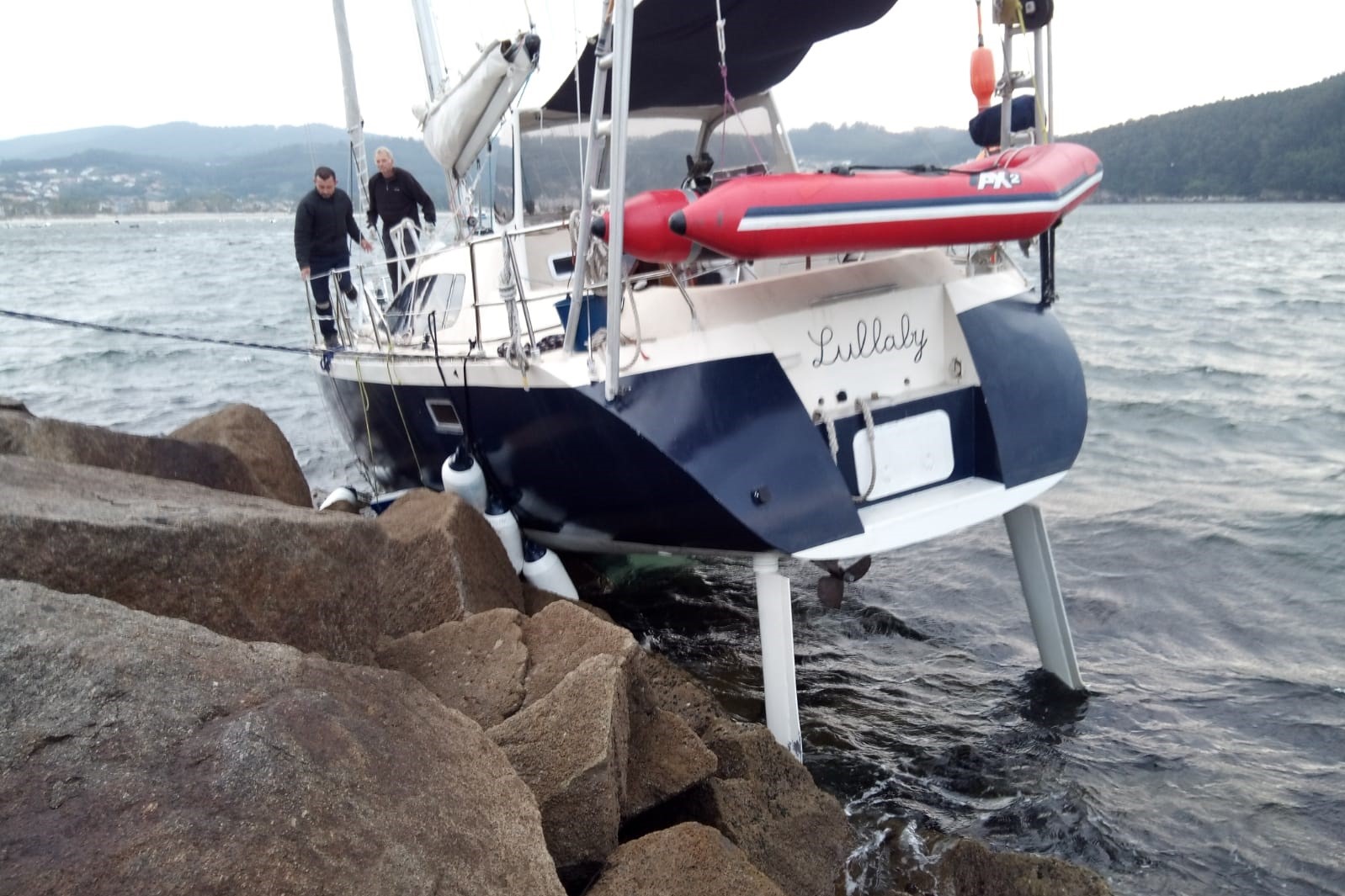Reflotan el velero francés que estaba encallado en Cedeira | SALVAMENTO MARÍTIMO