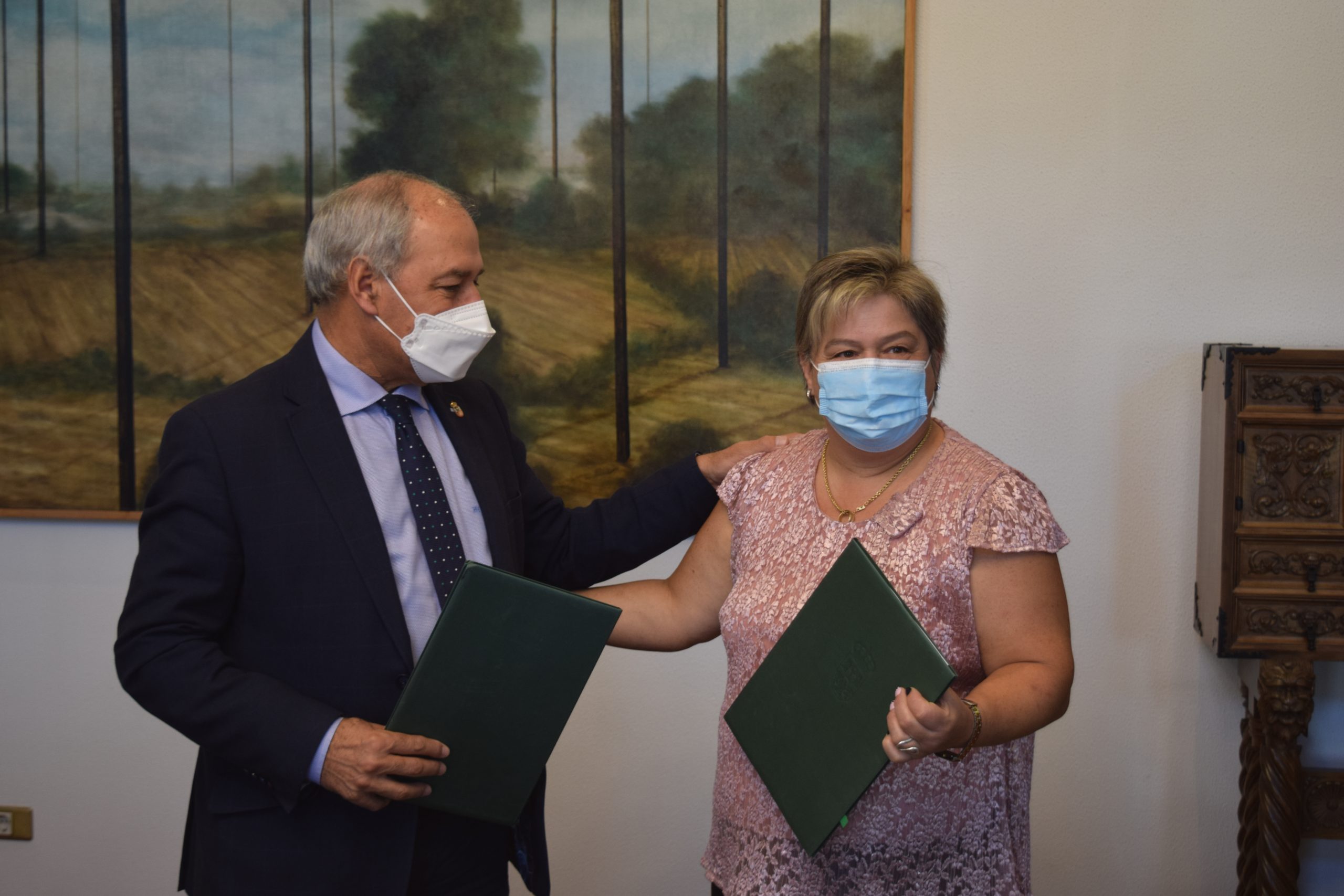 El presidente de la Diputación de Lugo, José Tomé, y la representante de la ACRD Aturuxeiros de Bravos, María del Carmen Rivera, firman un convenio de colaboración | DIPUTACIÓN DE LUGO