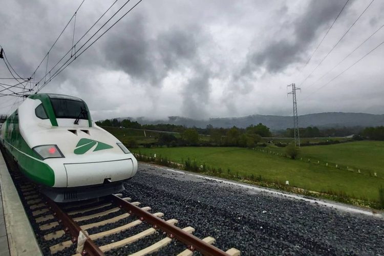 El tren Séneca prueba la línea de alta velocidad a Galicia | ADIF