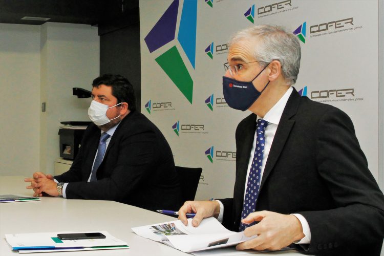 Cristóbal Dobarro junto al vicepresidente de la Xunta y conselleiro de Economía, Francisco Conde, en la sede de COFER