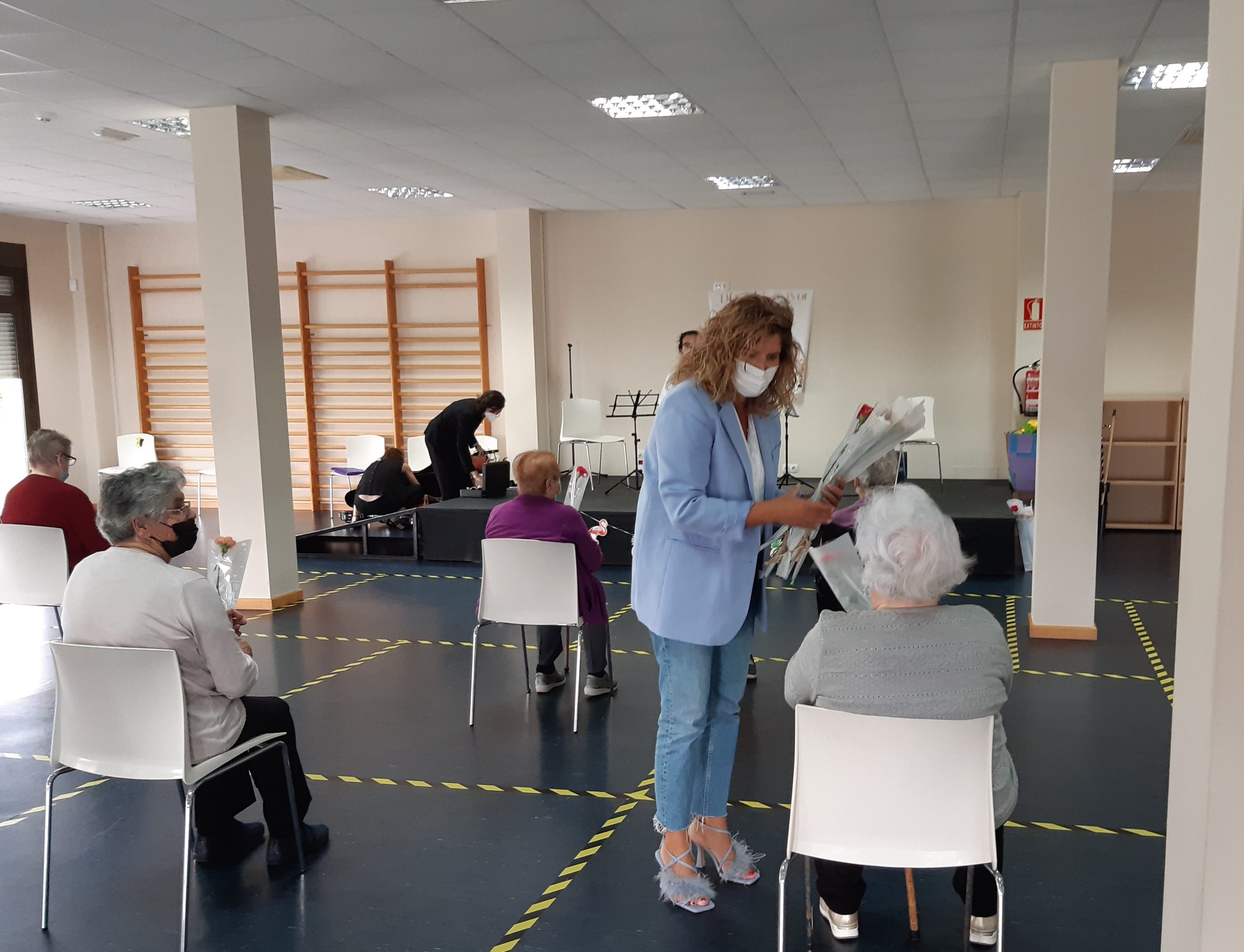 La alcaldesa, Marián Ferreiro, visitó a las usuarios del centro de mayores