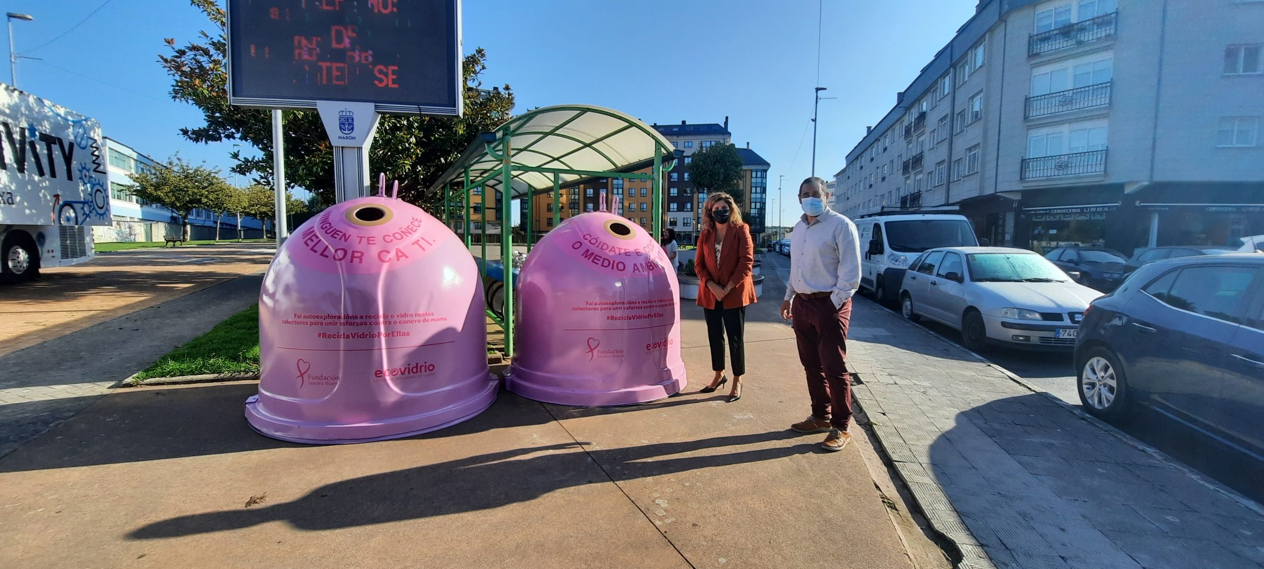 La alcaldesa de la ciudad, Marián Ferreiro, presentó esta mañana, junto con el edil de Servicios, Ibán Santalla, la puesta en marcha en Narón de la campaña solidaria “Recicla vidrio por ellas”