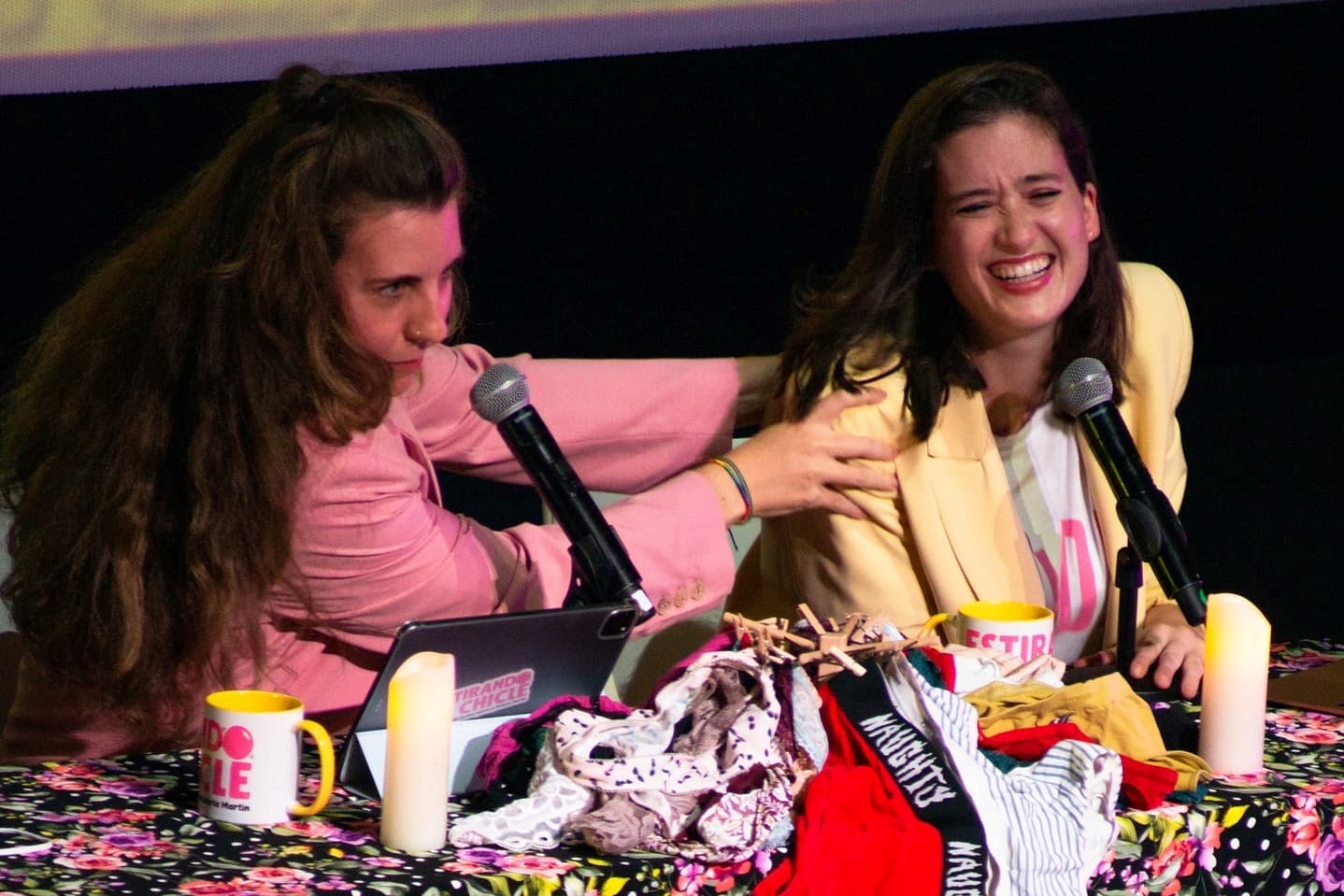 Carolina Iglesias y Victoria Martín graban el podcast estirando el chicle