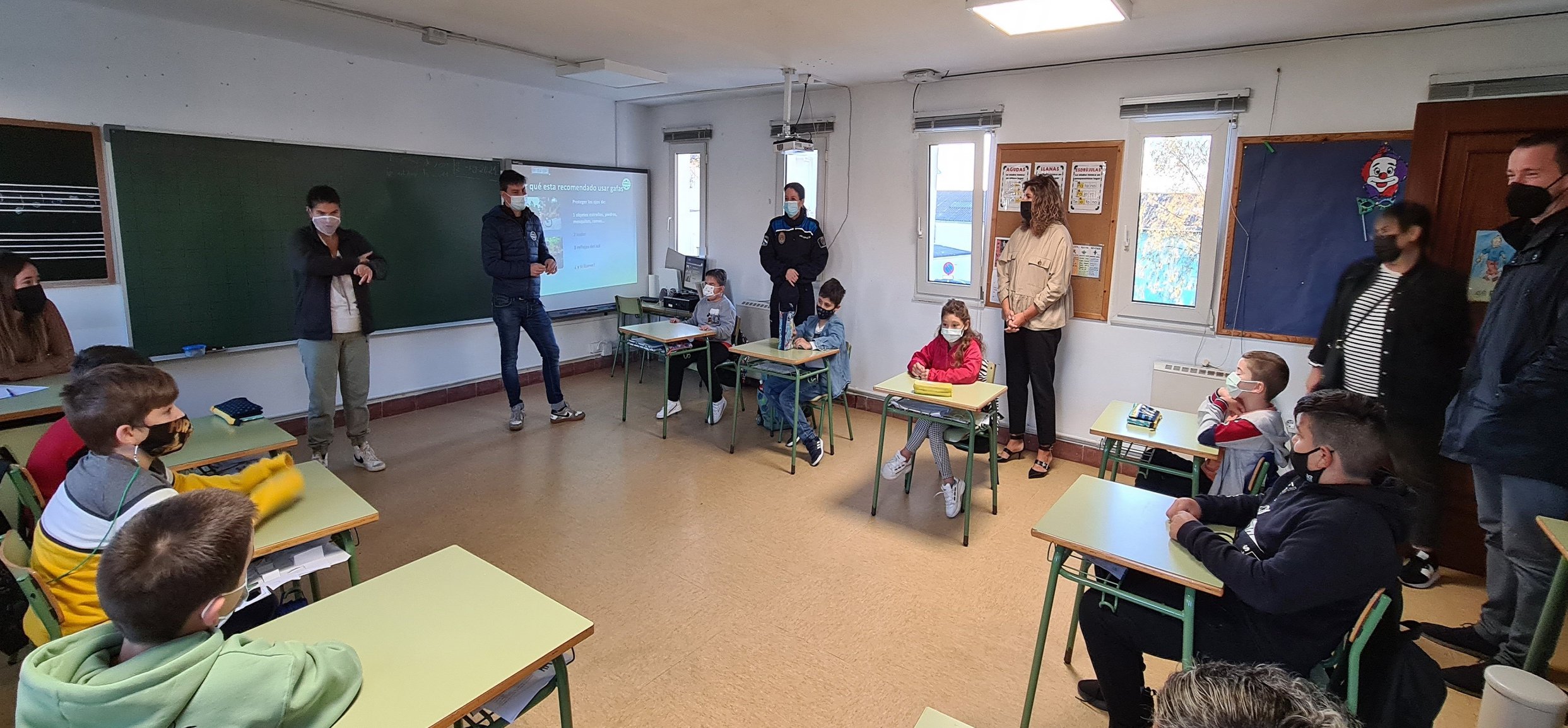 La alcaldesa, Marián Ferreiro, y el concejal de Seguridad Ciudadana, Román Romero, se desplazaron esta mañana al centro del CRA del Val para asistir a una de las sesiones