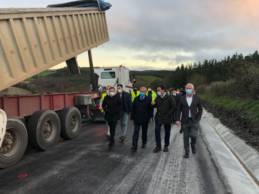 Imagen de archivo de José Tmé visitando las obras de la carretera de Momán