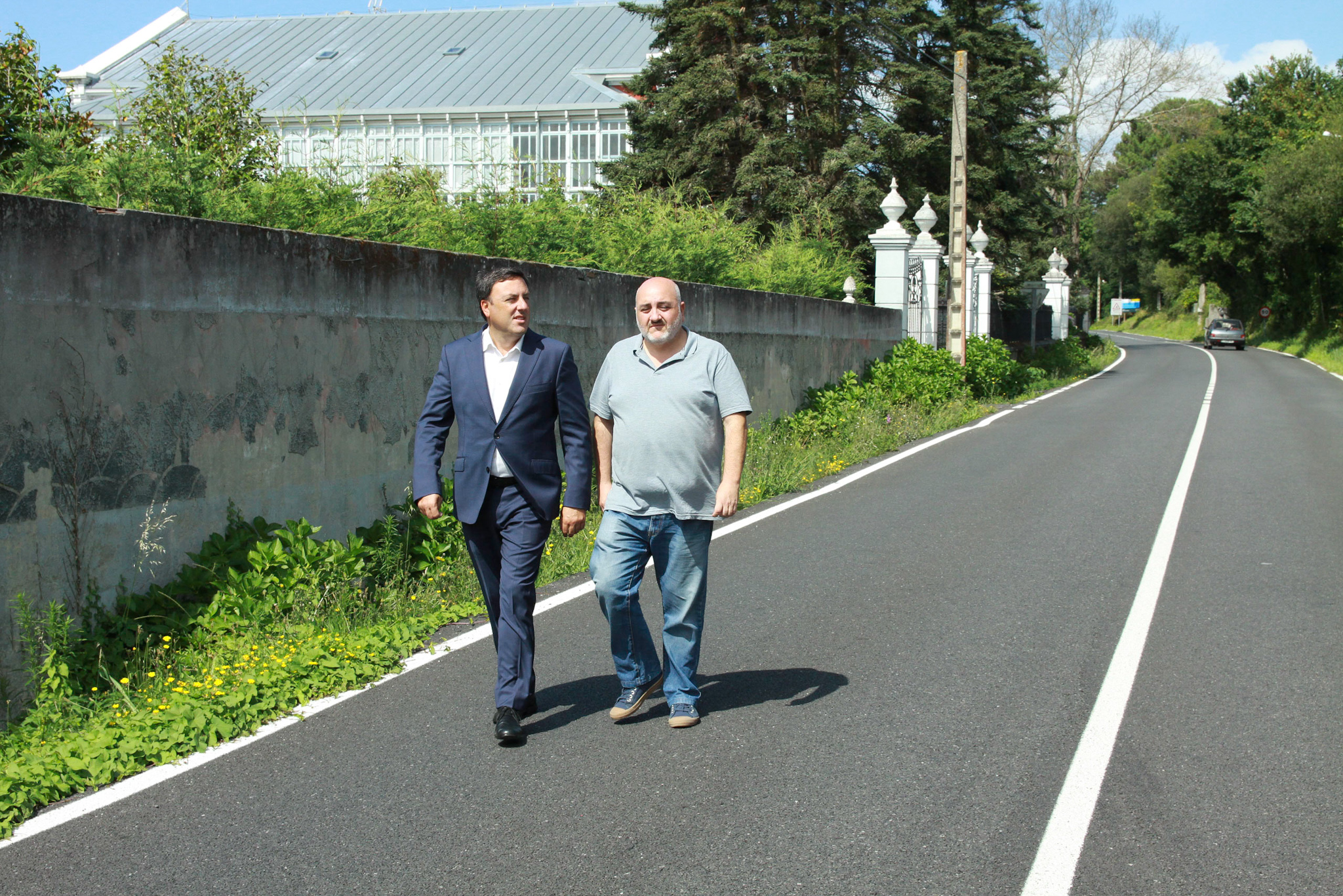 Valentín González y Julio Iglesias, visitando la zona de actuación de la obra