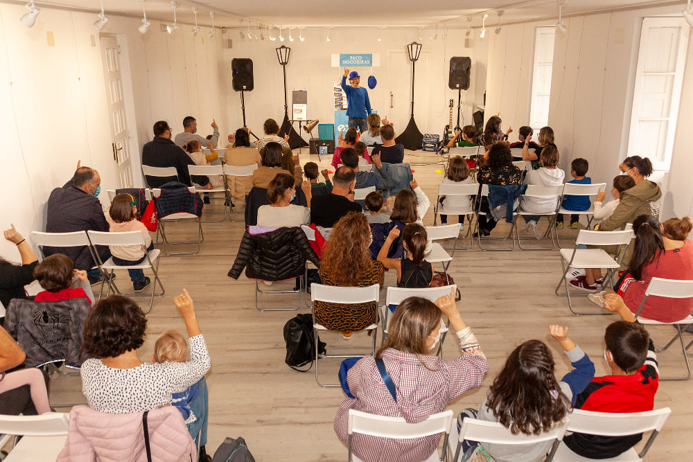 Paco Nogueiras representa la obra "Extra!" en Brión | CONCELLO DE BRIÓN