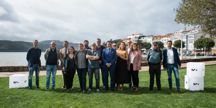 Responsables de la serie, actores y alcaldes de la comarca acudieron hoy a la presentación del rodaje en Cedeira | JAIME OLMEDO -  MOVISTAR+