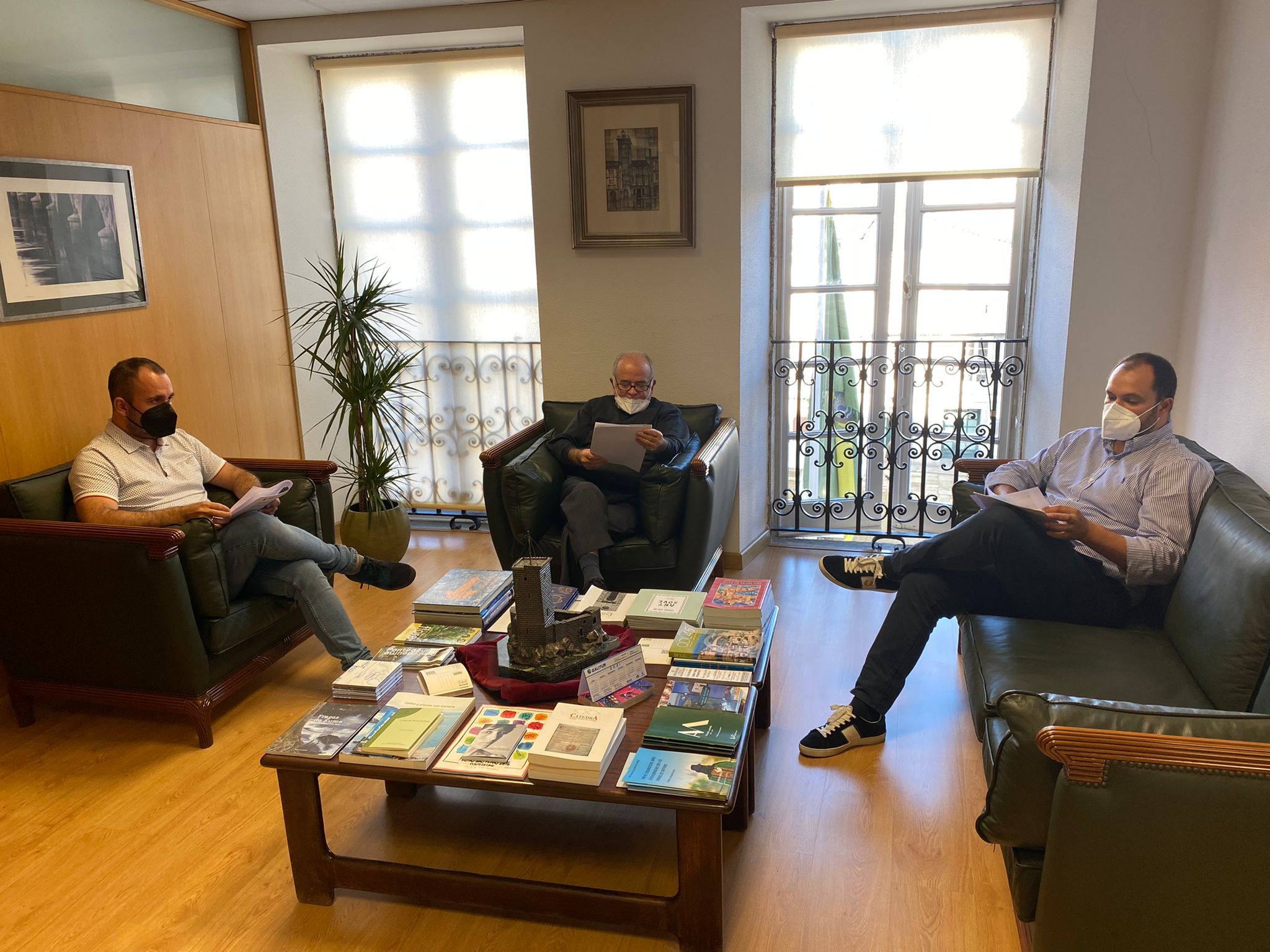 Reunión de los tres alcaldes en la casa consistorial de Pontedeume