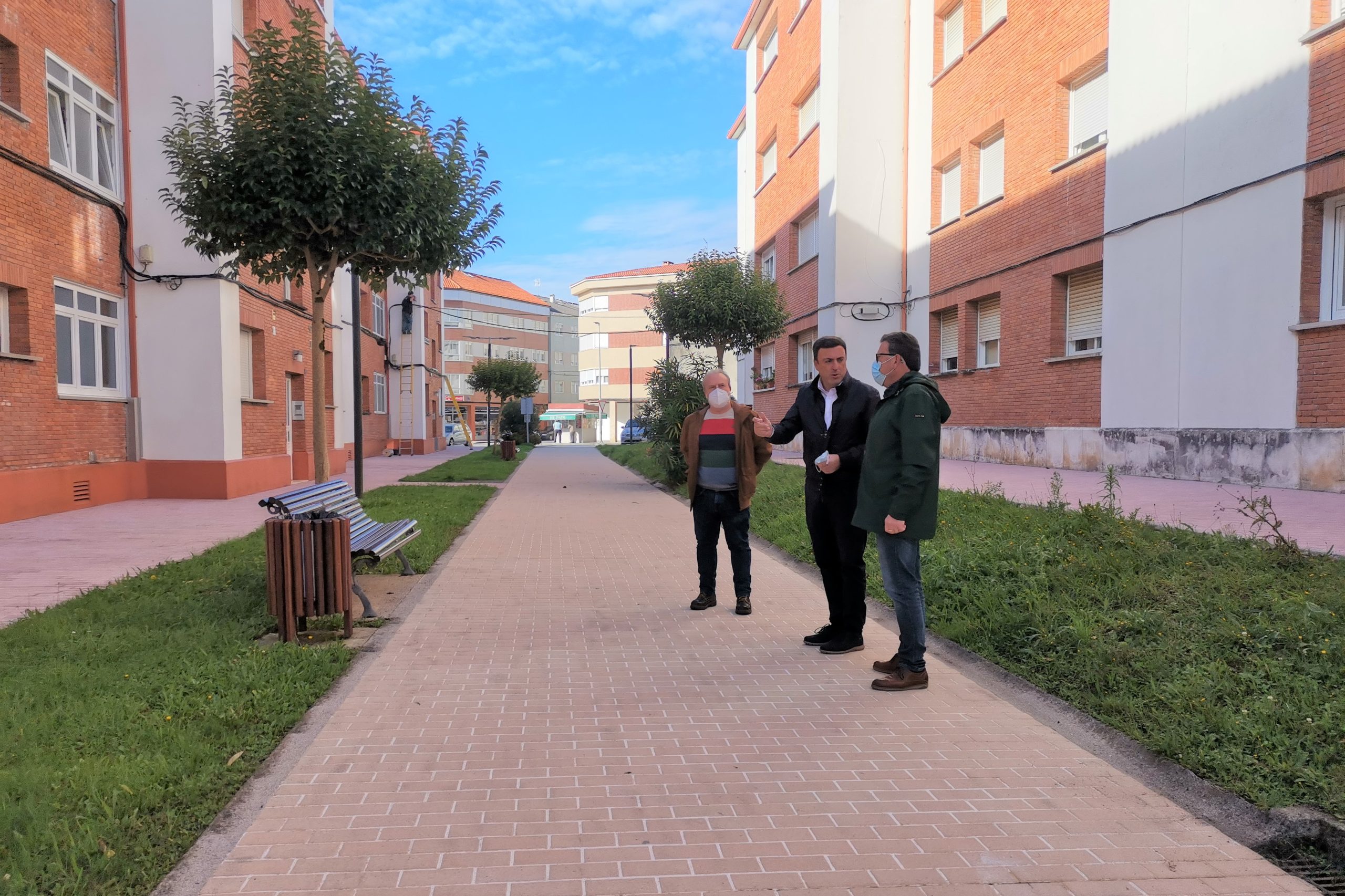Visita del alcalde pontés al poboado da Magdalena para comprobar el avance de las obras