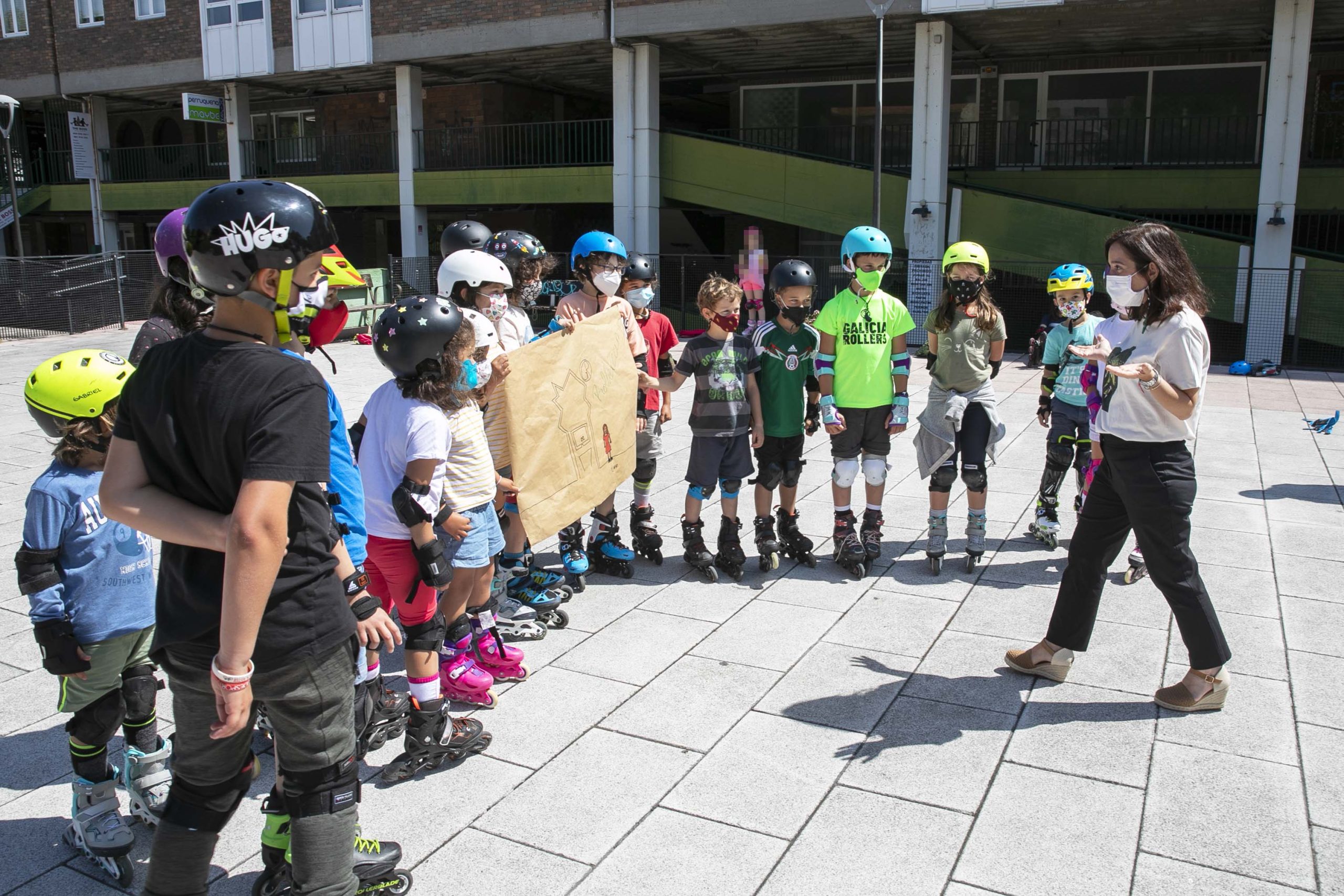 Niños del Ventorrillo reciben sobre ruedas a Inés Rey | CONCELLO DA CORUÑA