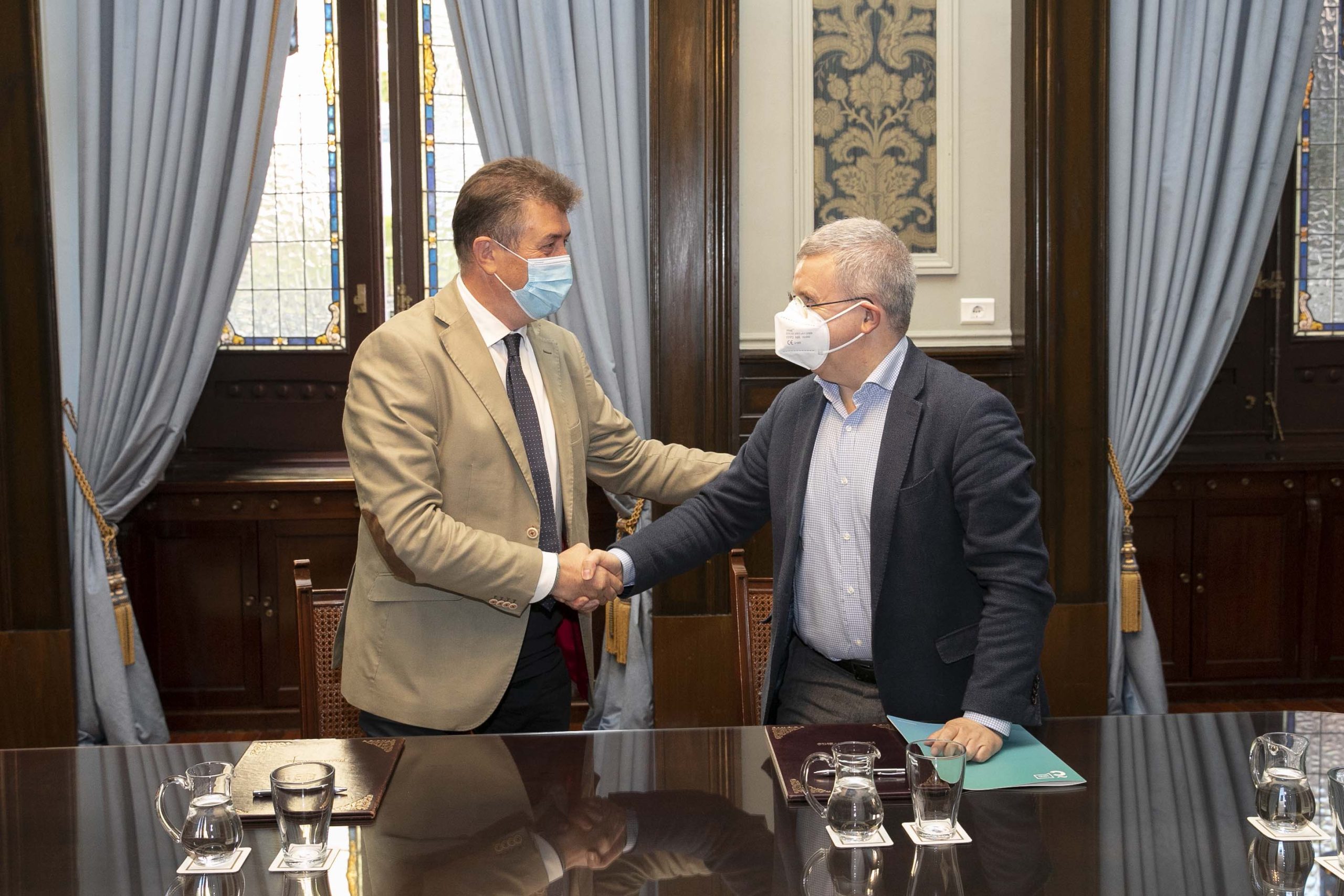 El presidente del Consorcio de Turismo, Juan Ignacio Borrego, y el presidente de A Coruña Convention Bureau, José Blanco, firman el acuerdo | CONCELLO DA CORUÑA