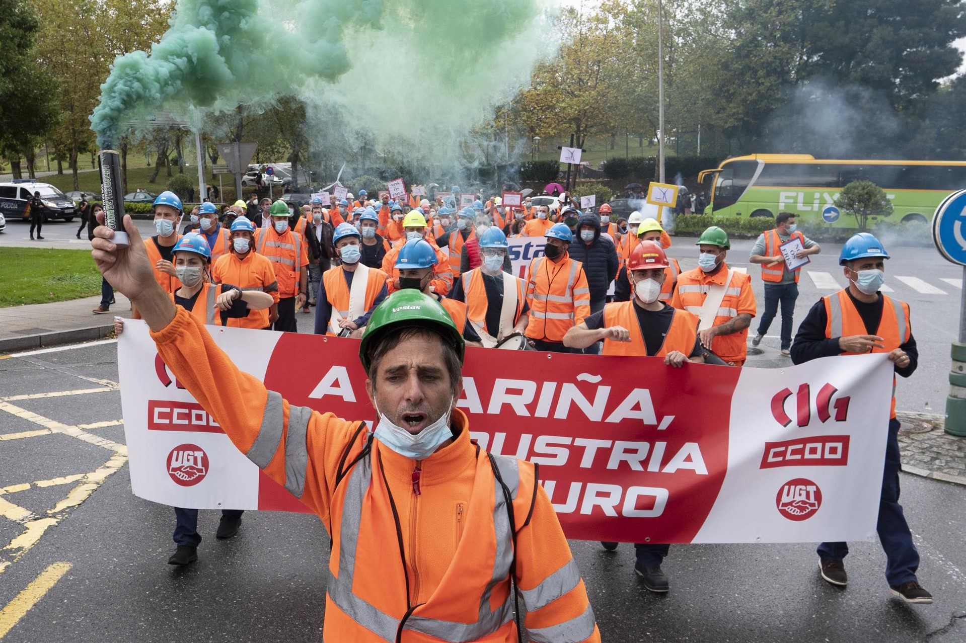 Manifestación ante la Xunta de trabajadores de Vestas en defensa de la continuidad de la factoría | EP