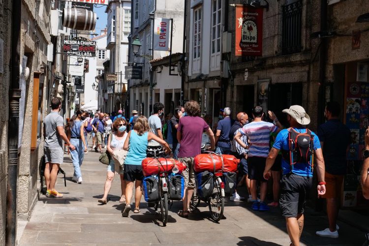 Varios peregrinos caminan con su bicicleta por la Rua do Franco | EP