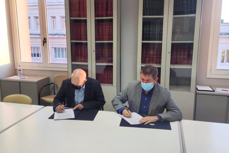 El concejal de Turismo del Ayuntamiento de A Coruña, Juan Ignacio Borrego, y el diputado provincial Xosé Regueira firman un convenio de colaboración | CONCELLO DA CORUÑA
