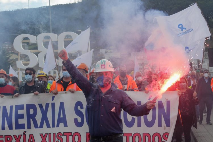 Miles de personas han secundado la protesta de los trabajadores de Alcoa y Vestas | CARLOS CASTRO