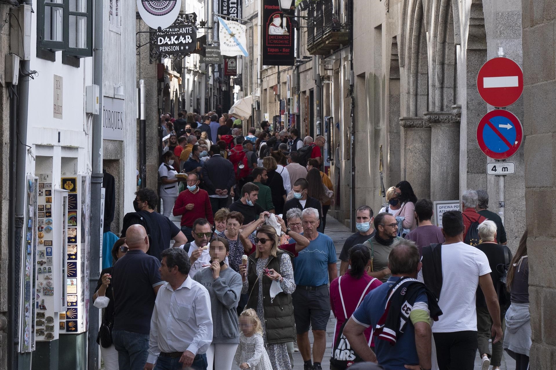 Transeúntes en Santiago de Compostela | CÉSAR ARXINA