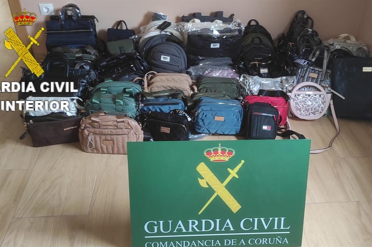 Bolsos falsificados interceptados por la Guardia Civil en Negreira | GUARDIA CIVIL