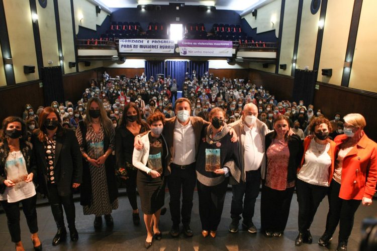 Homenaje a las mujeres del rural en el CIne Alovi, en As Pontes