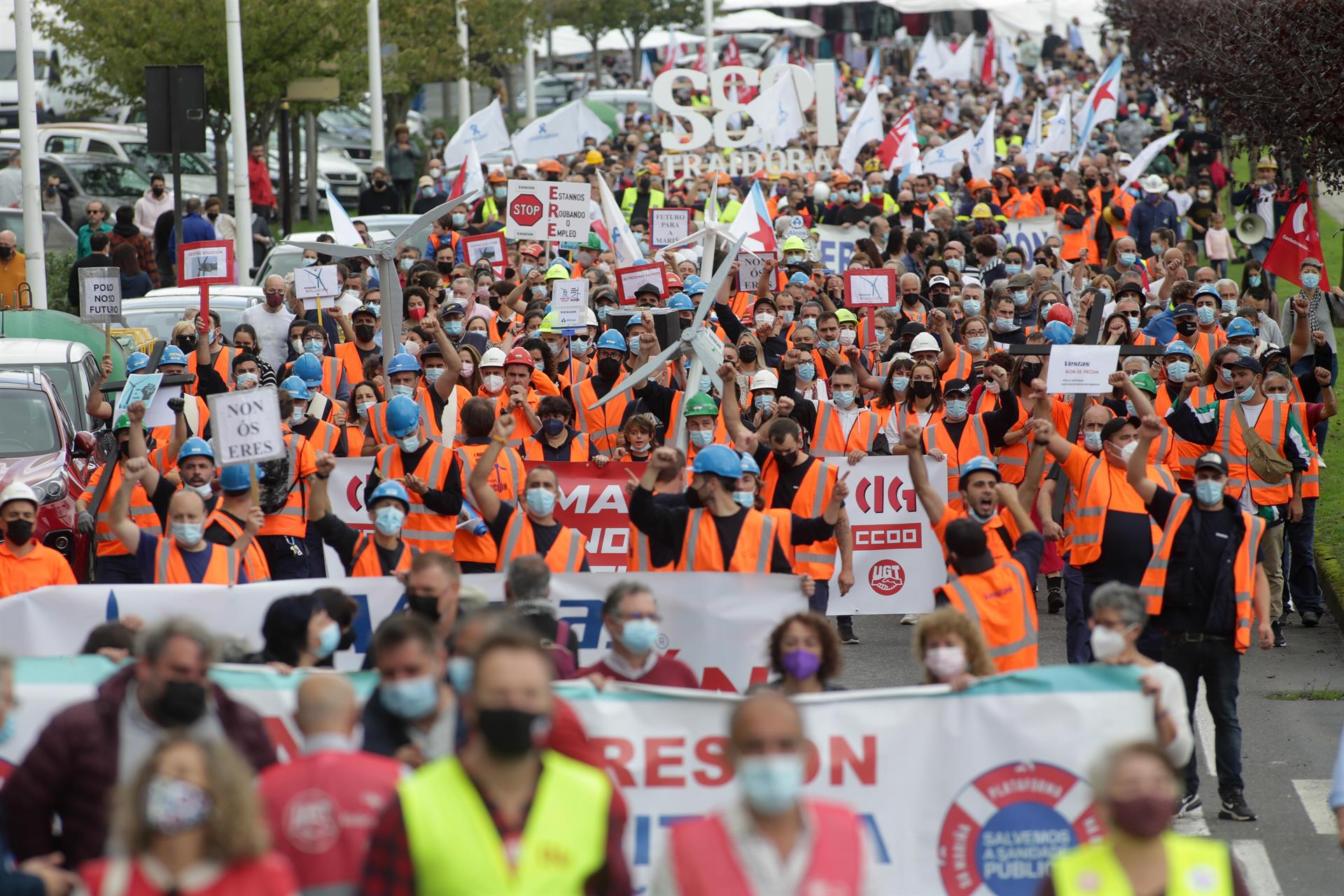 Varios centenares de personas participan en una manifestación por el futuro industrial de A Mariña, en Viveiro | EP