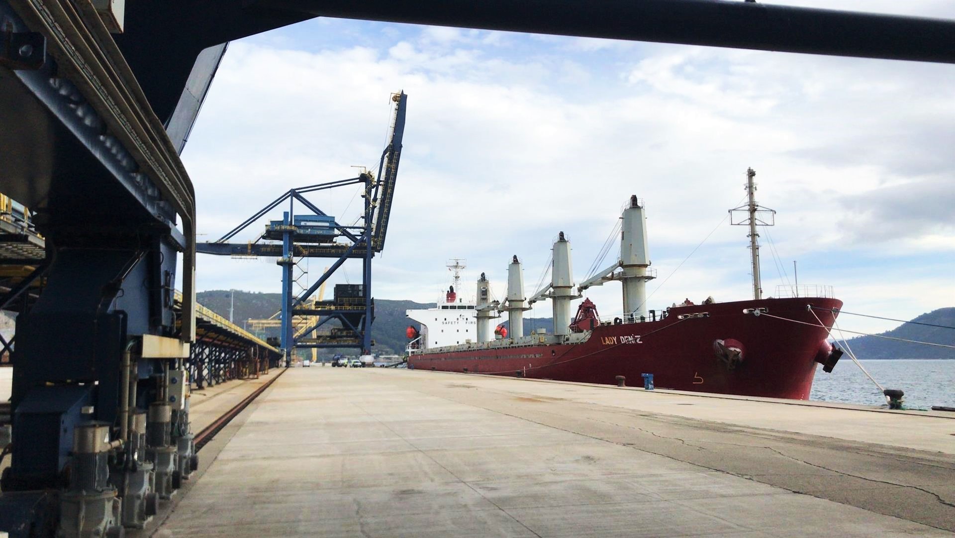 Archivo - Descarga de carbón en el puerto exterior de Ferrol